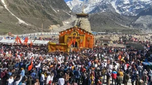 केदारनाथ धाम के कपाट खुले:108 क्विंटल फूलों से मंदिर सजाया; पहले दिन 10 हजार लोग पहुंचे !
