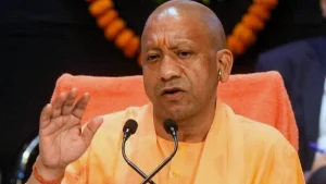 योगी सरकार ने दिया सरकारी दफ्तरों को गाय के गोबर से बने पेंट से रंगने का आदेश, अखिलेश ने तंज कर दिया