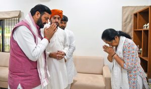 हरियाणा CM सैनी ने गुजरात के पूर्व CM विजय रूपाणी के शोक संतप्त परिजनों से की मुलाकात