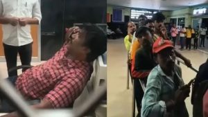 लोग टिकट लाइन में खड़े थे, रेलवे कर्मचारी की बतिया ही खत्म नहीं हुई, वीडियो ने सस्पेंड करवा दिया