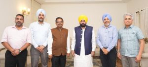 पंजाब CM भगवंत मान की नव-नियुक्त IAS अधिकारियों से मुलाकात: सिविल सेवा में ईमानदारी और समाजिक जिम्मेदारी पर जोर