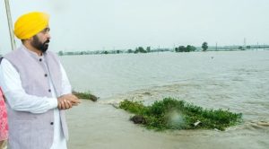  पंजाब में बाढ़ पीड़ितों से मिले CM भगवंत मान, नुकसान की भरपाई और केंद्र से राहत पैकेज की मांग