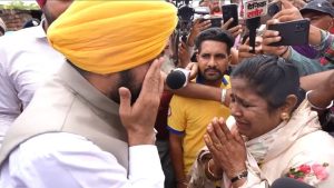 पंजाब में बाढ़ पीड़ितों की हालत देखकर मुख्यमंत्री भगवंत सिंह मान हुए भावुक, लोगों को दी हिम्मत