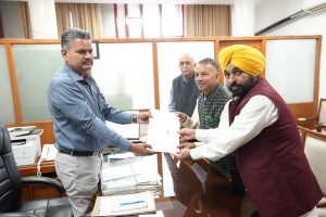ट्राइडेंट ग्रुप चेयरमैन ने राज्यसभा चुनाव का नामांकन भरा:पंजाब AAP से राज्यसभा जाने वाले चौथे कारोबारी राजिंदर गुप्ता; CM मान भी साथ रहे