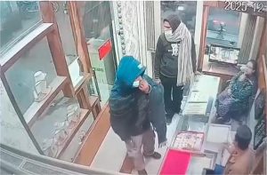 Jalandhar Robbery Attempt: दिनदहाड़े ज्वेलरी शॉप में घुसे नकाबपोश लुटेरे, पिस्तौल तानकर लूट की कोशिश
