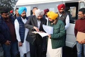 CM मान का बड़ा एक्शन: घटिया सड़क निर्माण पर ठेकेदारों की पेमेंट रोकी, कारण बताओ नोटिस जारी