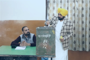 CM Bhagwant Mann ने परिवार संग किया मतदान, प्रदेशवासियों से ज्यादा से ज्यादा वोट डालने की अपील