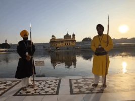 गोल्डन टेंपल के सेवादारों की बदली वर्दी, अब नीले-पीले रंग के कपड़े और सफेद हजूरिया में दिखेंगे