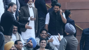 संसद के बाहर राहुल गांधी और रवनीत बिट्टू आमने-सामने, हाथ न मिलाने पर बढ़ा सियासी टकराव