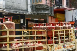 Punjab LPG Black Marketing: गैस सिलेंडर ब्लैक में बेचने वालों पर सख्त कार्रवाई के आदेश, जिलों में छापेमारी शुरू