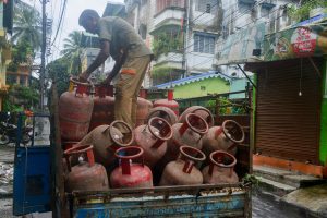 Commercial LPG Crisis: कंपनियों ने कमर्शियल गैस सिलेंडर की सप्लाई रोकी, कारोबारियों में बढ़ी चिंता