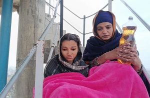 बरनाला में टंकी पर चढ़ी मां-बेटी: पेट्रोल की बोतल लेकर न्याय की गुहार, 18 घंटे से जारी प्रदर्शन