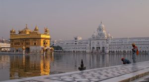 अमृतसर के गोल्डन टेंपल में हंगामा: इंजेक्शन-तंबाकू मिलने पर युवकों की पिटाई, वीडियो वायरल