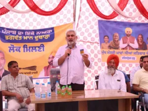 पठानकोट के भोआ में मंत्री लाल चंद कटारूचक्क ने बांटे 350 स्मार्ट राशन कार्ड, बिजली ढांचे पर 100 करोड़ रुपये खर्च करने की घोषणा