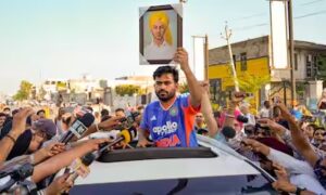 अमृतसर में कॉकरोच जनता पार्टी का प्रदर्शन: अभिजीत दीपके बोले- चुनाव से कोई लेना-देना नहीं, छात्रों को न्याय दिलाने की लड़ाई