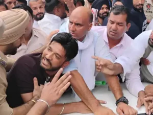 Punjab News: अबोहर नगर निगम में AAP का मेयर बना, BJP का हंगामा, विधायक संदीप जाखड़ डीसी की गाड़ी के आगे लेटे