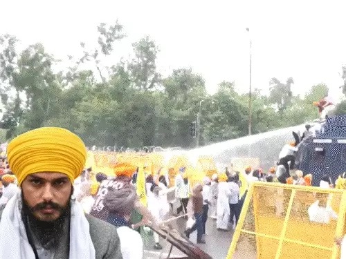 चंडीगढ़ में अमृतपाल सिंह के समर्थकों का प्रदर्शन, बैरिकेडिंग पार कर CM आवास की ओर बढ़े; कई प्रदर्शनकारी हिरासत में