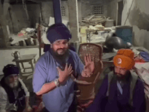 बुड्ढा दल के समक्ष पेश हुए निहंग विक्की थॉमस, धार्मिक सेवा करने का दिया गया निर्देश