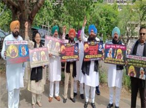 पंजाब विधानसभा में बरगाड़ी बेअदबी मामले को लेकर कांग्रेस का प्रदर्शन, सरकार पर साधा निशाना