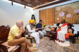 CM Bhagwant Mann ने बेंगलुरु में श्री श्री रवि शंकर से की मुलाकात, Kejriwal और Sisodia भी रहे मौजूद