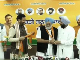 Punjab Politics: प्रकाश बादल के चचेरे भाई भूपिंदर सिंह ने अकाली दल छोड़ा, BJP में शामिल; नायब सैनी ने दिलाई सदस्यता