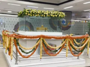 गुरु रामदास जी के प्रकाश पर्व पर सजा अमृतसर एयरपोर्ट, 30 किस्मों के फूलों से सजावट